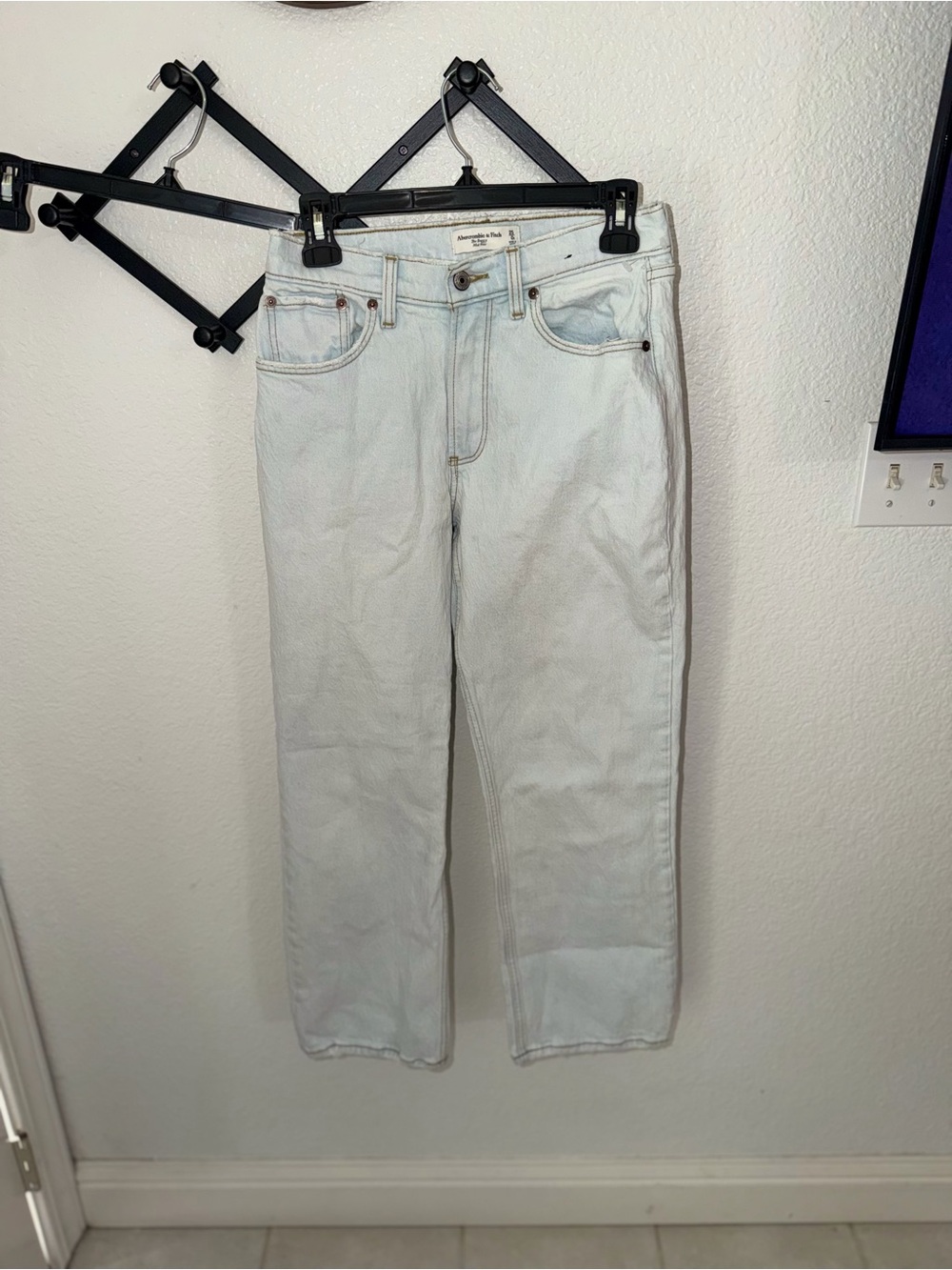 Abercrombie & Fitch The Baggy Mid Rise Jeans 25/0 Light Wash Distressed - Picture 2 of 4